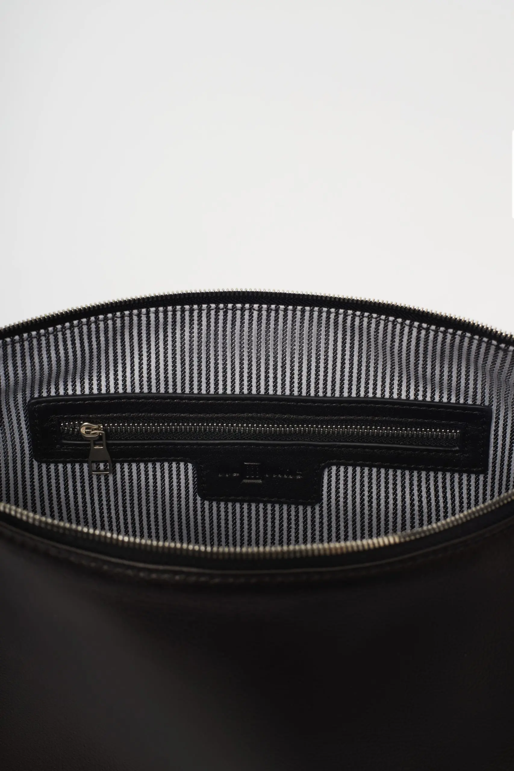 Lucia - White | Black - Image 2